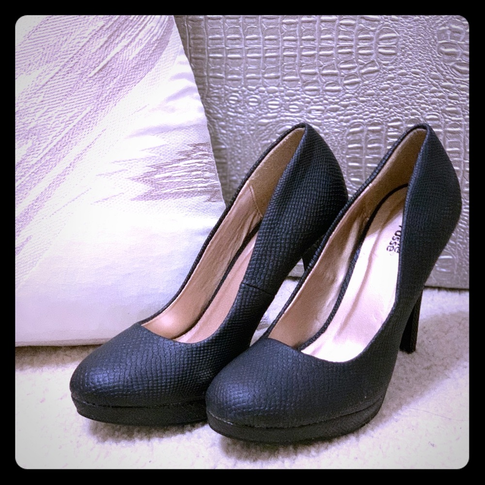 Black Pumps